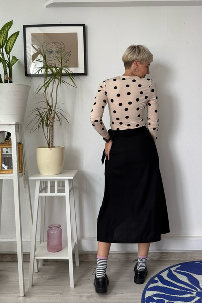 Wrap Pencilskirt with Black Pocket Detail. Size M