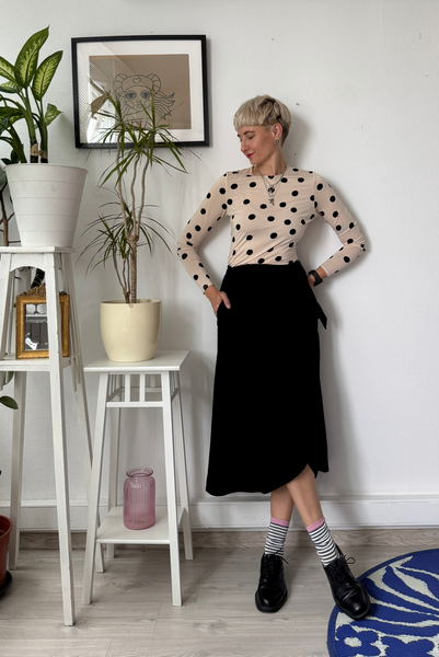 Wrap Pencilskirt with Black Pocket Detail. Size M