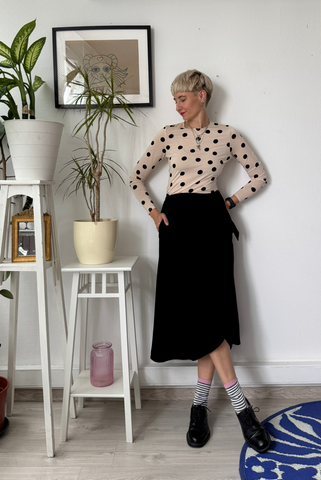 Wrap Pencilskirt with Black Pocket Detail. Size M