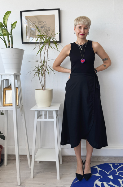 Wrap Pencilskirt with Black Pocket Detail. Size M