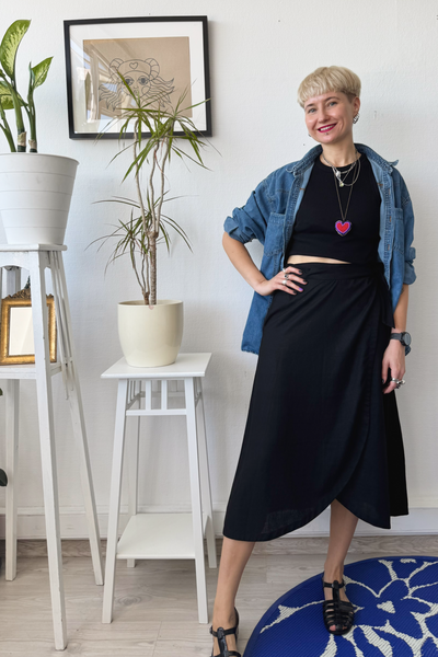 Wrap Pencilskirt with Black Pocket Detail. Size M