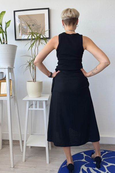 Wrap Pencilskirt with Black Pocket Detail. Size M