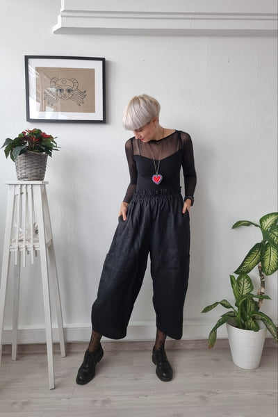 Black Linen Blend Wide Balloon Statement Pants in 4/5 Lenght and Side Pockets
