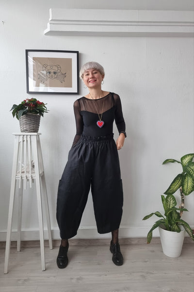 Black Linen Blend Wide Balloon Statement Pants in 4/5 Lenght and Side Pockets