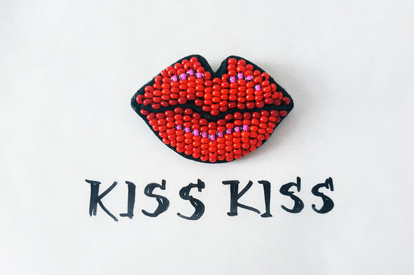 Unisex pin "Kiss Kiss"