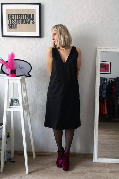 Elegant, Sexy und Fun Black V Neck and Back Straight Dress for All Life Occasions