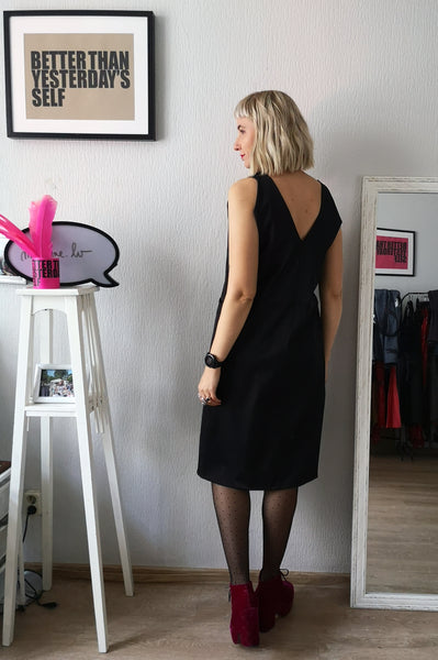 Elegant, Sexy und Fun Black V Neck and Back Straight Dress for All Life Occasions