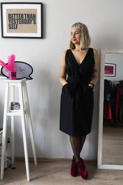 Elegant, Sexy und Fun Black V Neck and Back Straight Dress for All Life Occasions