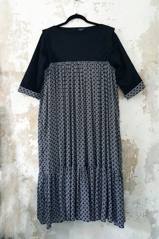 3/4 Sleeve Flowy Black and White Patterned Middle Lenght Dress with a Ruffle