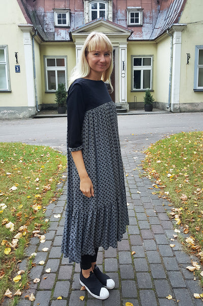 3/4 Sleeve Flowy Black and White Patterned Middle Lenght Dress with a Ruffle